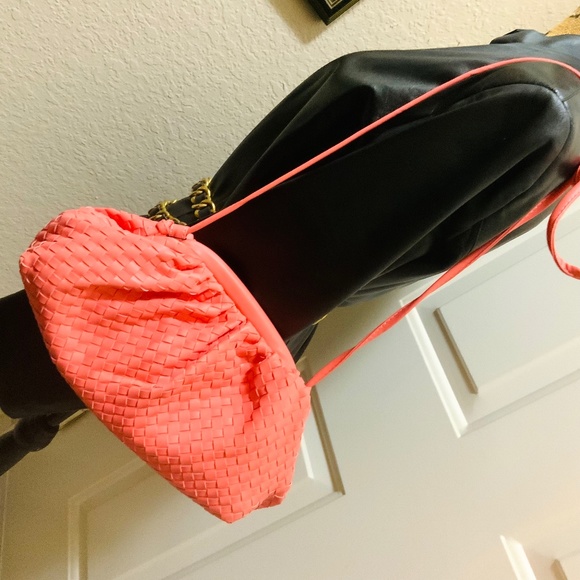 WOVEN CORAL POUCHY CLUTCH 🩷CLOSEOUT DEAL NWT 🩷 DESIGNER INSPIRED Vegan Leather - Picture 8 of 9